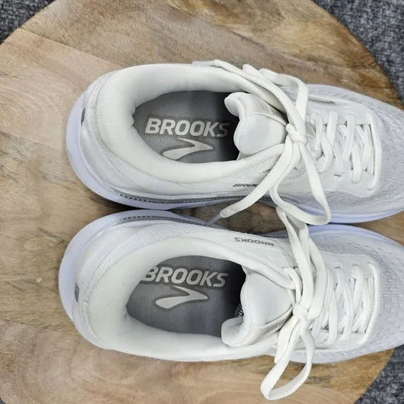 Brooks Adrenaline GTS 24 Women's Size 9 White Running Shoes 1204261B019