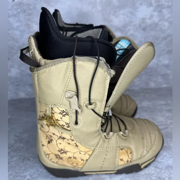 BURTON EMERALD SNOWBOARD BOOTS WOMEN SIZE 7