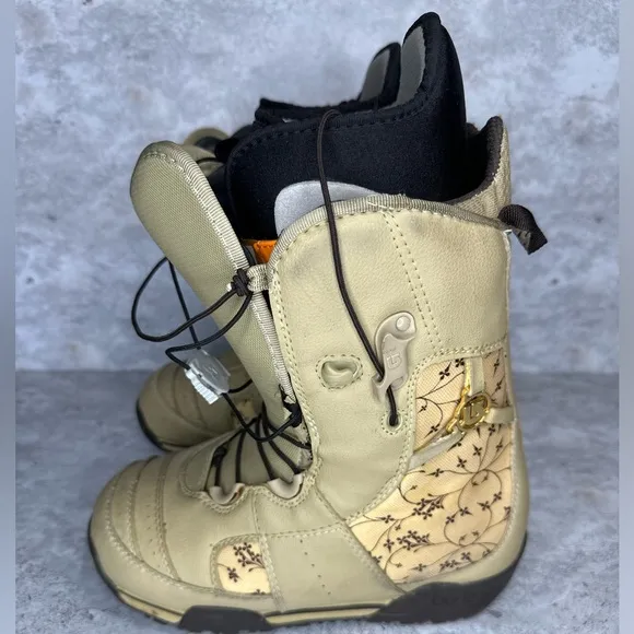 BURTON EMERALD SNOWBOARD BOOTS WOMEN SIZE 7