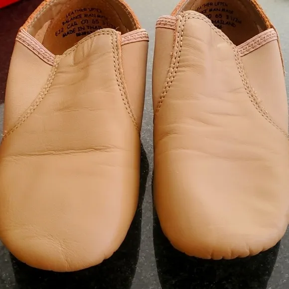 Capezio E-Series Jazz Slip On Jazz Shoes - Caramel 3.5 M