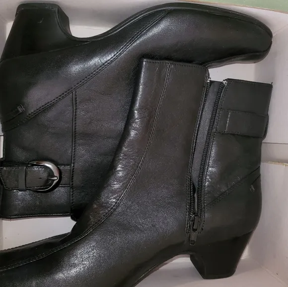 Clarks Artisan Women's boots size 9.5M