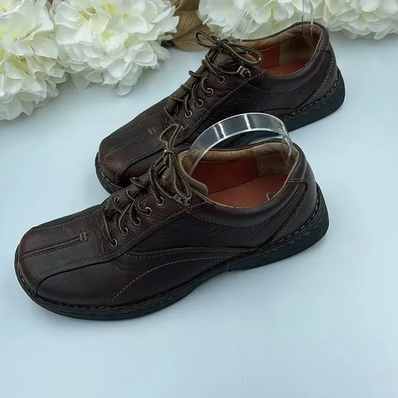 CLARKS leather distressed men’s shoes size 8W