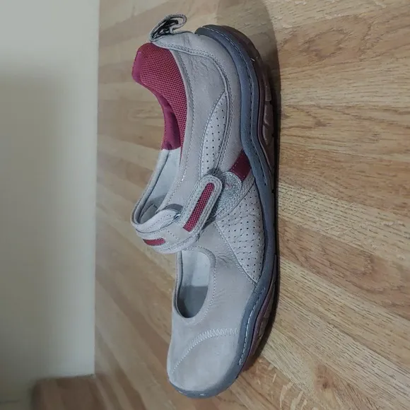Clarks Mary Jane Walking Shoes 9