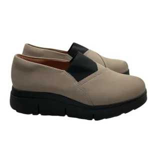 Clark’s Women's Beige Slip-On Shoes size 9.5