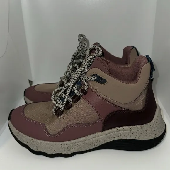 Clarks Women's JAUNT LO Hiking Sneakers Ankle Boot TAUPE/ROSE Size 5.5