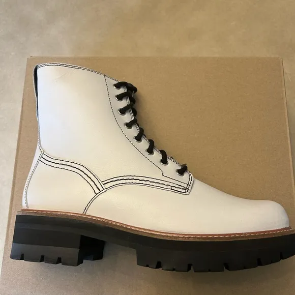 CLARKS Women’s Orianna White Side Zipper Boots Size 8.5