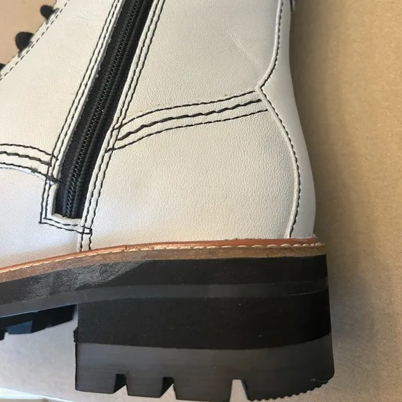 CLARKS Women’s Orianna White Side Zipper Boots Size 8.5