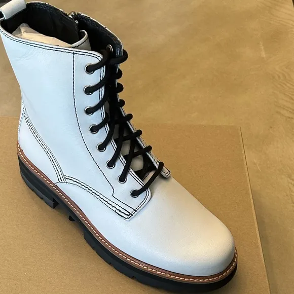 CLARKS Women’s Orianna White Side Zipper Boots Size 8.5
