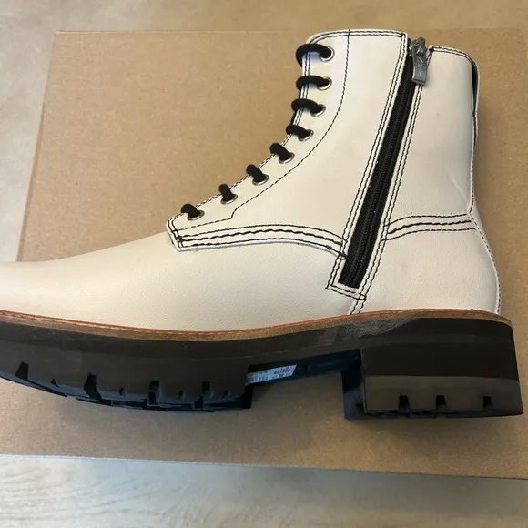 CLARKS Women’s Orianna White Side Zipper Boots Size 8.5