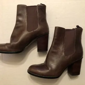 COLE HAAN  WOMEN'S BROWN LEATHER BOOTS  SIZE: 8B