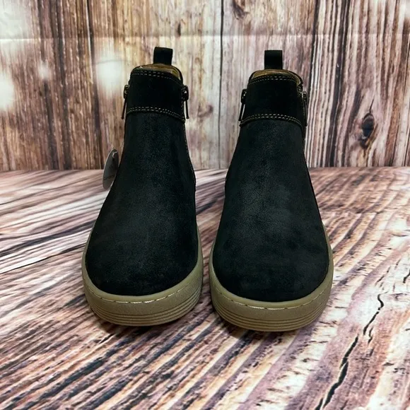 COMFORTIVA Black Hartwick Suede High Top Sneakers New Size 7 Wide