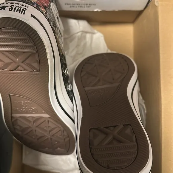 Converse kids dark matter/white High-Top Sneakers size 4. New