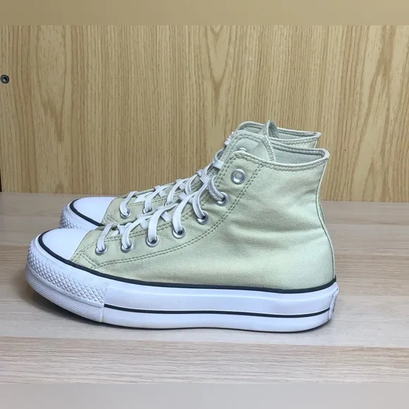 Converse Platform High Top Sneakers Size 8.
