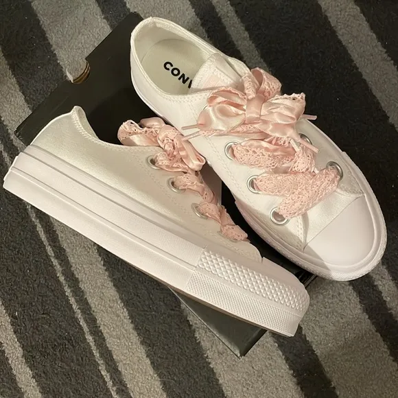 Converse Taylor All Star White Platform Sneakers with pink shoelaces
