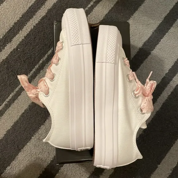 Converse Taylor All Star White Platform Sneakers with pink shoelaces