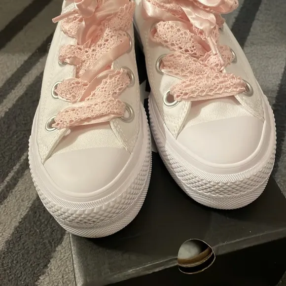 Converse Taylor All Star White Platform Sneakers with pink shoelaces