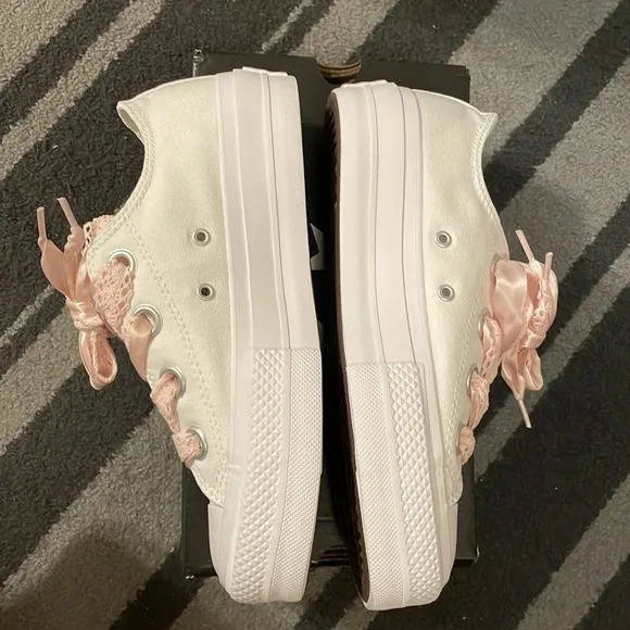 Converse Taylor All Star White Platform Sneakers with pink shoelaces
