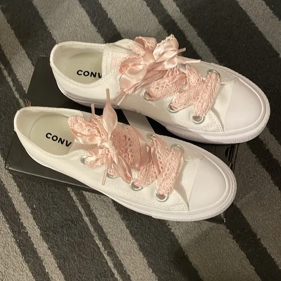 Converse Taylor All Star White Platform Sneakers with pink shoelaces