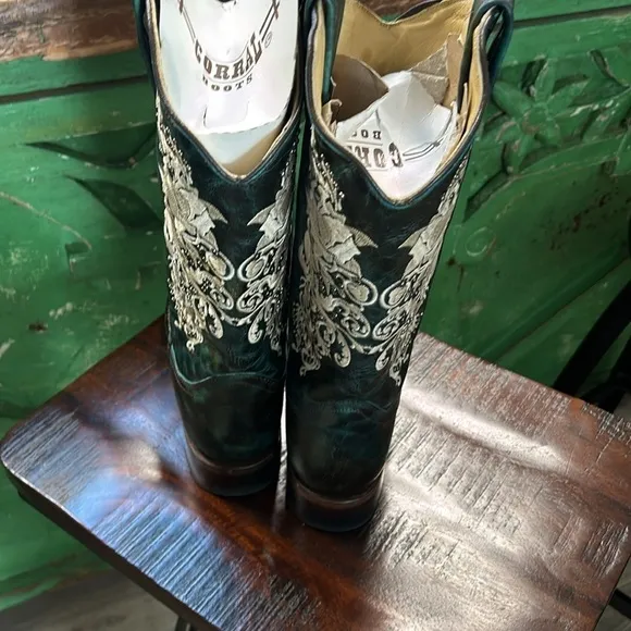 CORRAL Dark Green square toe boots with lace and studs.Size 9.5