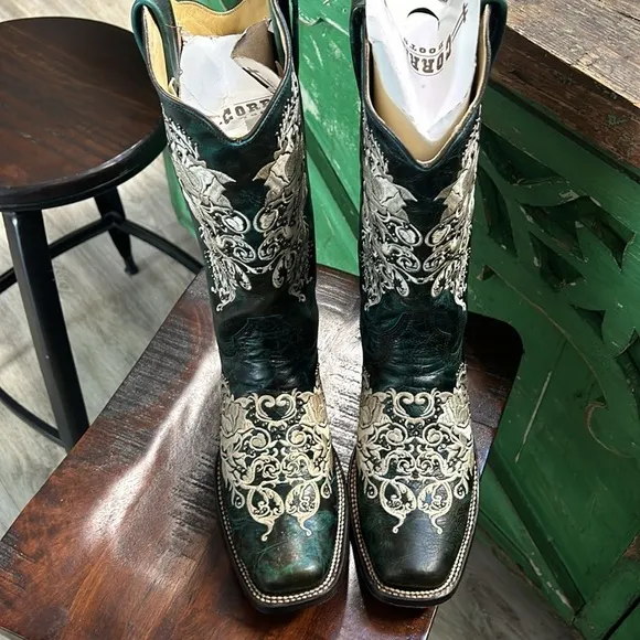CORRAL Dark Green square toe boots with lace and studs.Size 9.5
