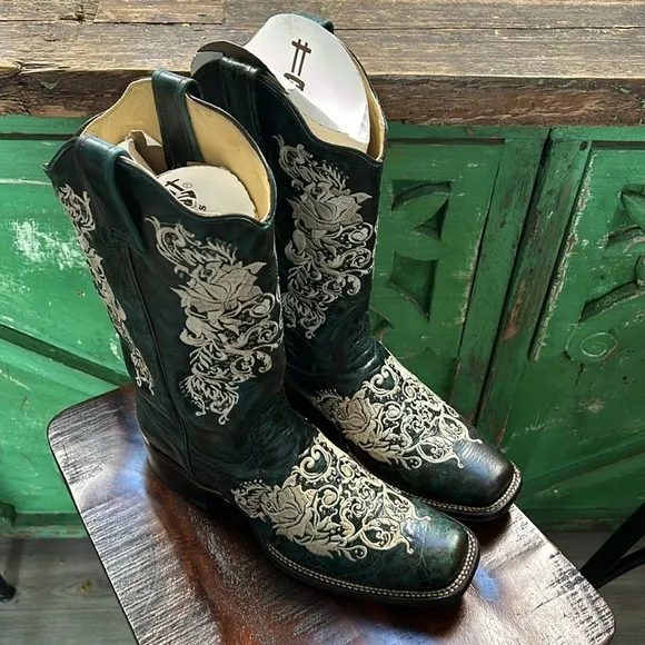 CORRAL Dark Green square toe boots with lace and studs.Size 9.5