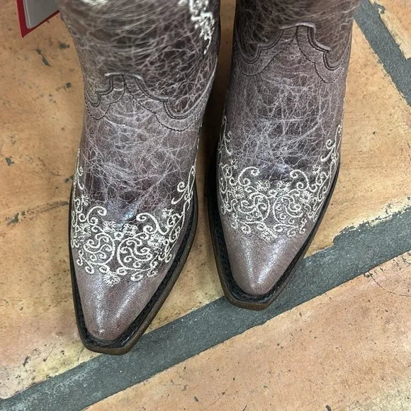 Corral Embroidered Snip Toe Boots
