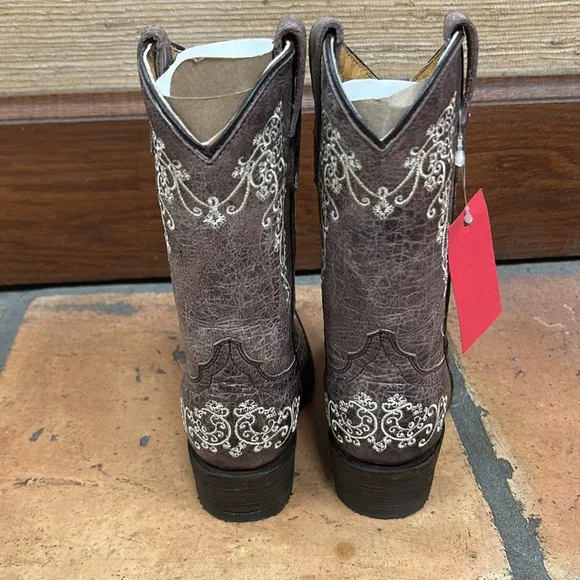Corral Embroidered Snip Toe Boots