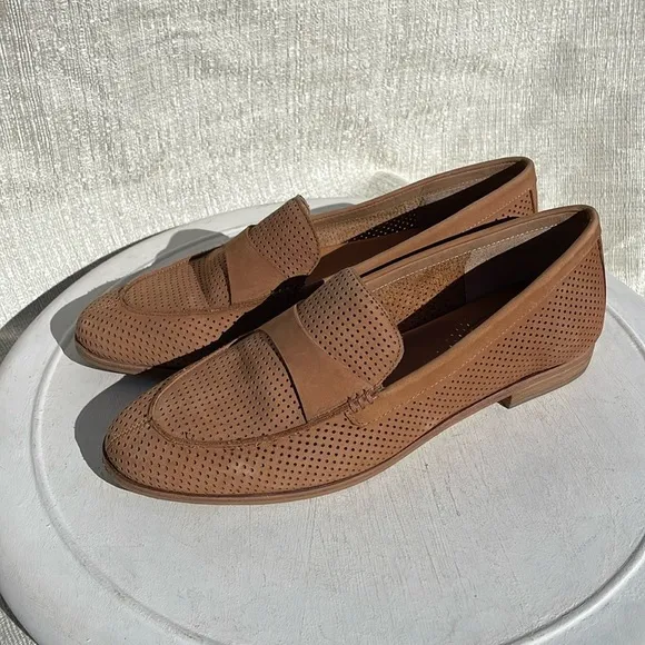 Corso Como Women’s Carlynee Perforated Nubuck Tan Loafer Shoes Sz 9