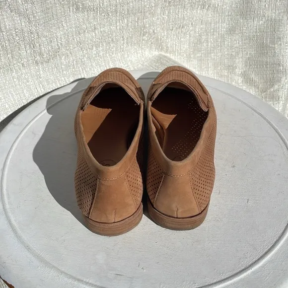 Corso Como Women’s Carlynee Perforated Nubuck Tan Loafer Shoes Sz 9