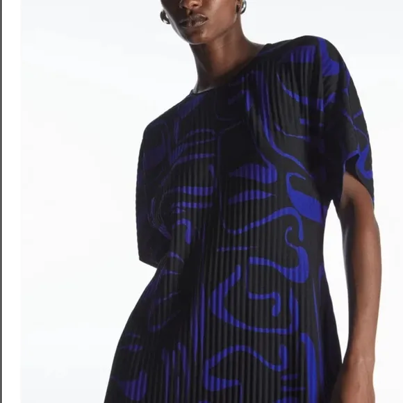 COS pleated midi T-shirt dress Blue and Black Pattern size L EUC