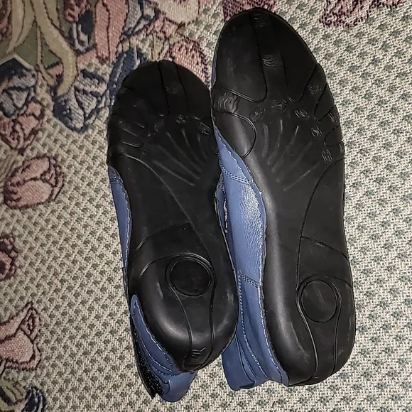 DBeck outdoor shoes blue leather mens 40 us 7 nwot Goat logo