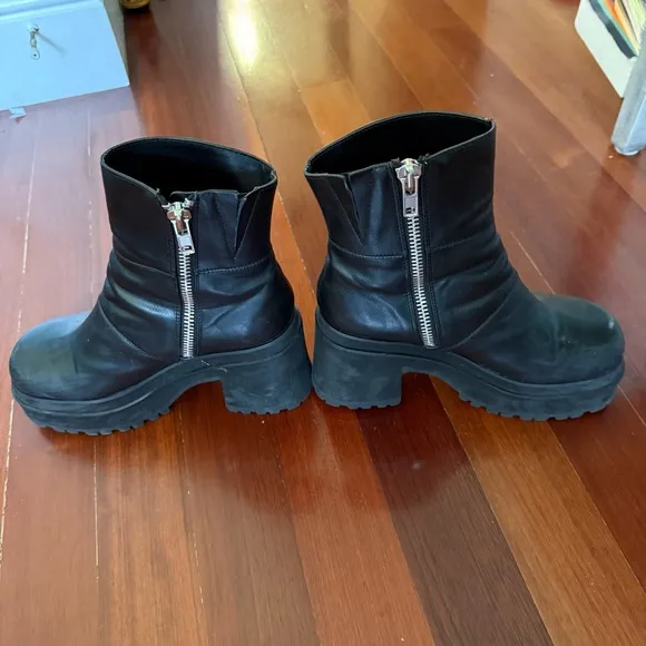 dELiA’s Black Platform Boots Size 8