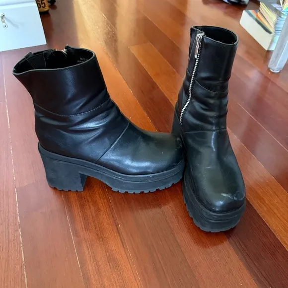 dELiA’s Black Platform Boots Size 8