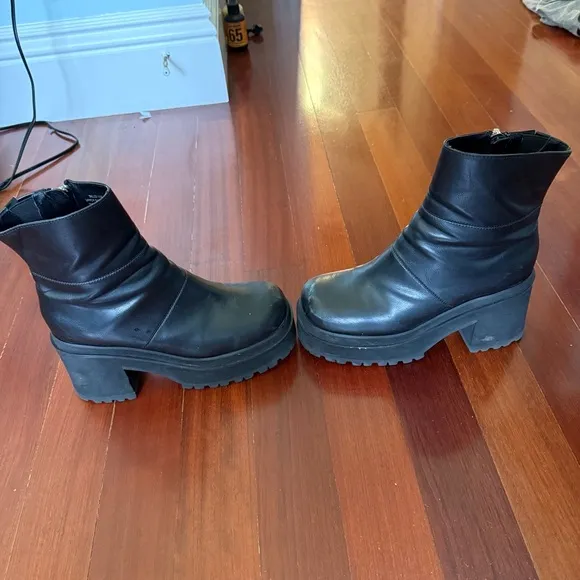 dELiA’s Black Platform Boots Size 8