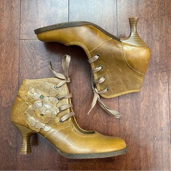 Diversity in Unity Floral Applique Brown Leather Shoes, Unique Design Size 8-8.5