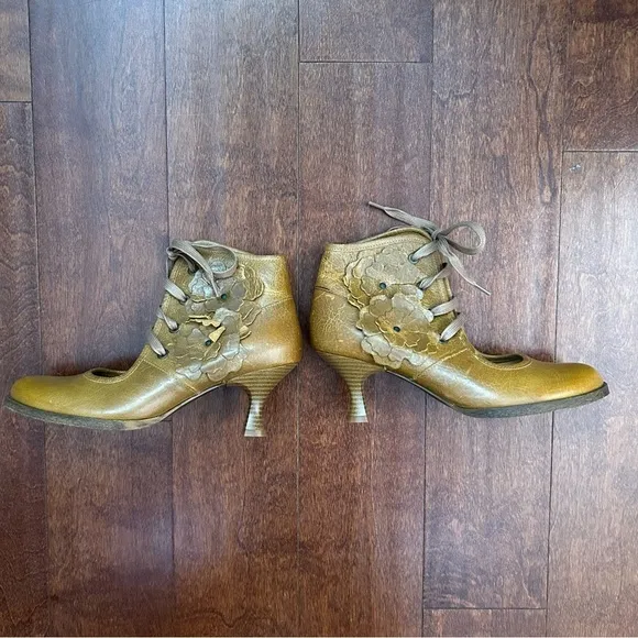 Diversity in Unity Floral Applique Brown Leather Shoes, Unique Design Size 8-8.5