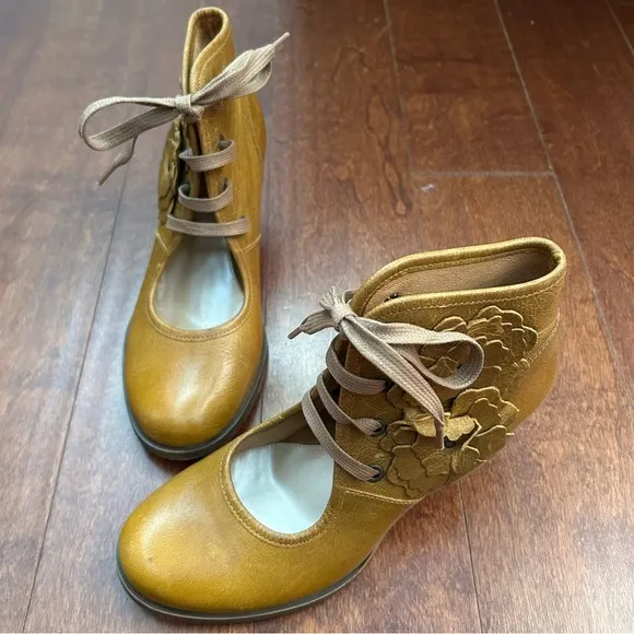 Diversity in Unity Floral Applique Brown Leather Shoes, Unique Design Size 8-8.5