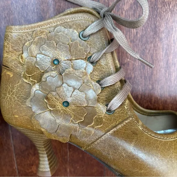 Diversity in Unity Floral Applique Brown Leather Shoes, Unique Design Size 8-8.5