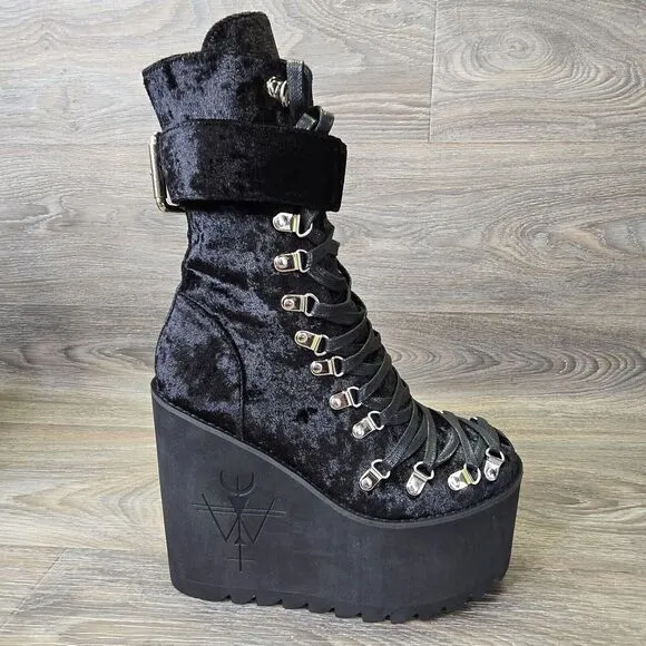 Dolls Kill Widow Velvet Traitor Boots Women's‎ Sz 9 Black Goth Grunge Baddie