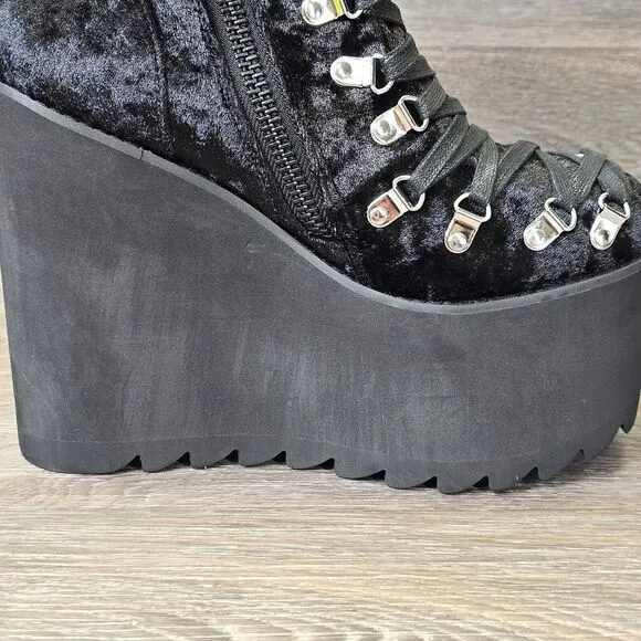 Dolls Kill Widow Velvet Traitor Boots Women's‎ Sz 9 Black Goth Grunge Baddie