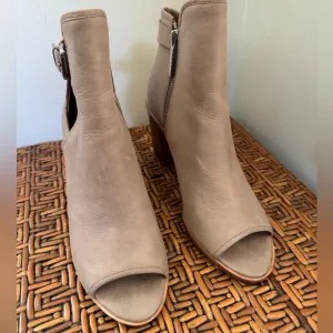 Donald J Pliner Boots in EUC 8.5MPeep Toe Heels Taupe Leather Buckle&quot;Kara&quot;