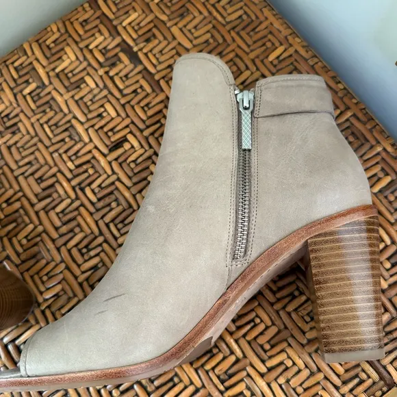 Donald J Pliner Boots in EUC 8.5MPeep Toe Heels Taupe Leather Buckle&quot;Kara&quot;