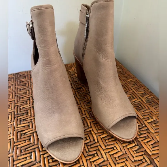 Donald J Pliner Boots in EUC 8.5MPeep Toe Heels Taupe Leather Buckle&quot;Kara&quot;