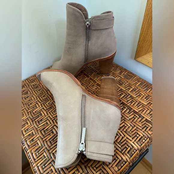 Donald J Pliner Boots in EUC 8.5MPeep Toe Heels Taupe Leather Buckle&quot;Kara&quot;