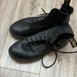 Dr. Martens Black Leather Women combat boots size 9