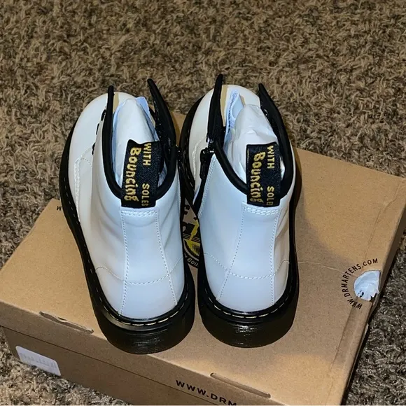 Dr Martens Junior Romario 1460 Boots White Leather Size 3 Air Wair New in Box
