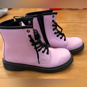 Dr. Martens Youth Sz 2 Girls' 1460 Patent Leather Boots (Youth). Like new. Pink