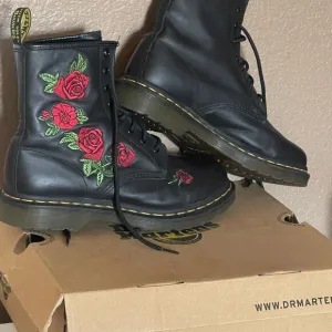 Dr. Martens 1460 Vonda Black Floral leather Embroidered Women's Boots