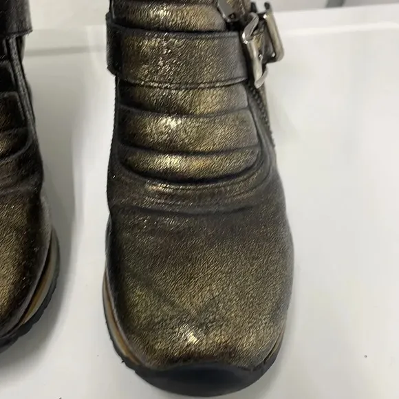 ELEN Iachi woman’s gold and black speckled wedge high top sneakers