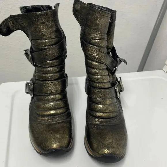 ELEN Iachi woman’s gold and black speckled wedge high top sneakers